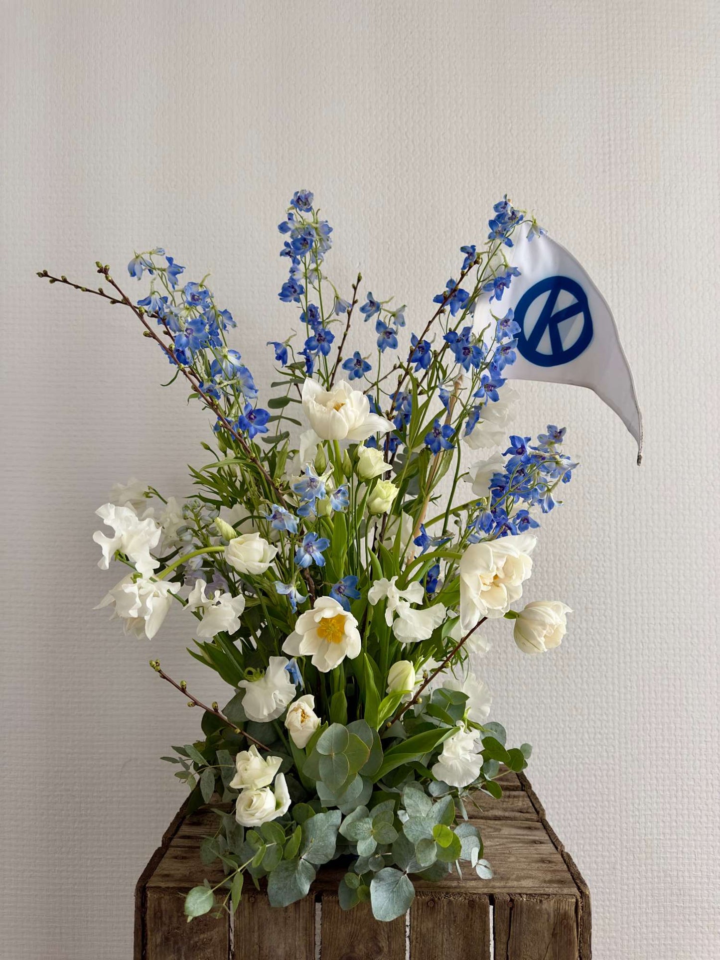Stående arrangemang i creme och blått