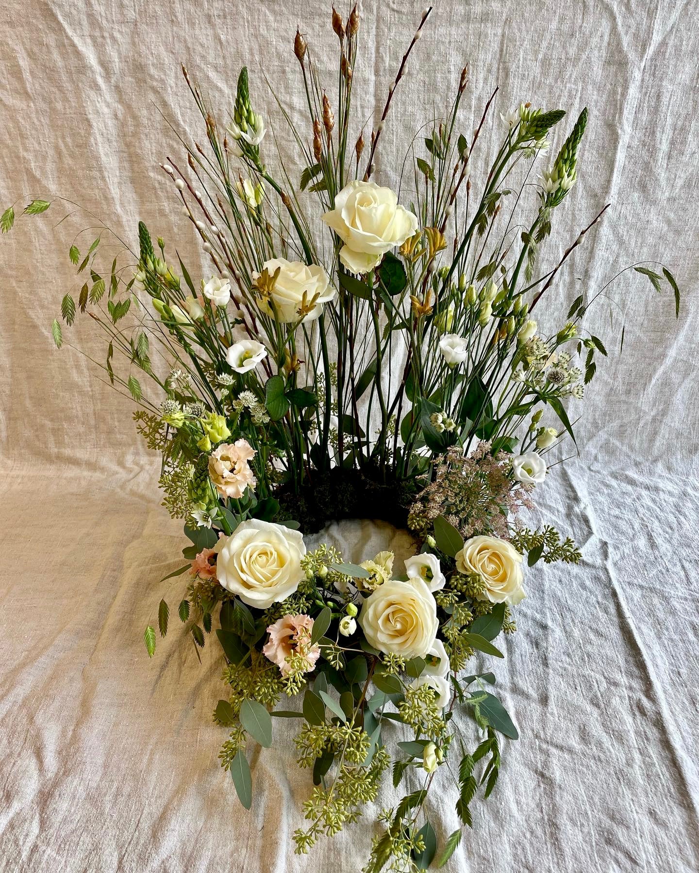 Urndekoration i creme och puderrosa