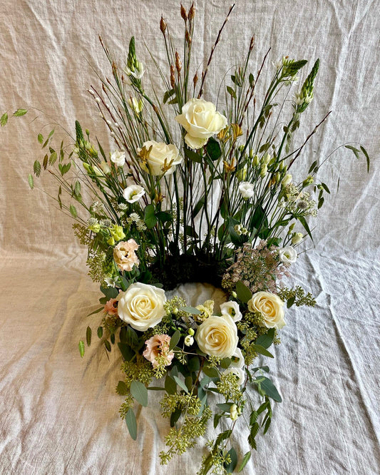 Urndekoration i creme och puderrosa