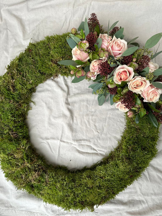 Begravningskrans i mossa med rosa & rost