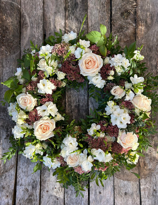 Begravningskrans i creme, rosa & rost