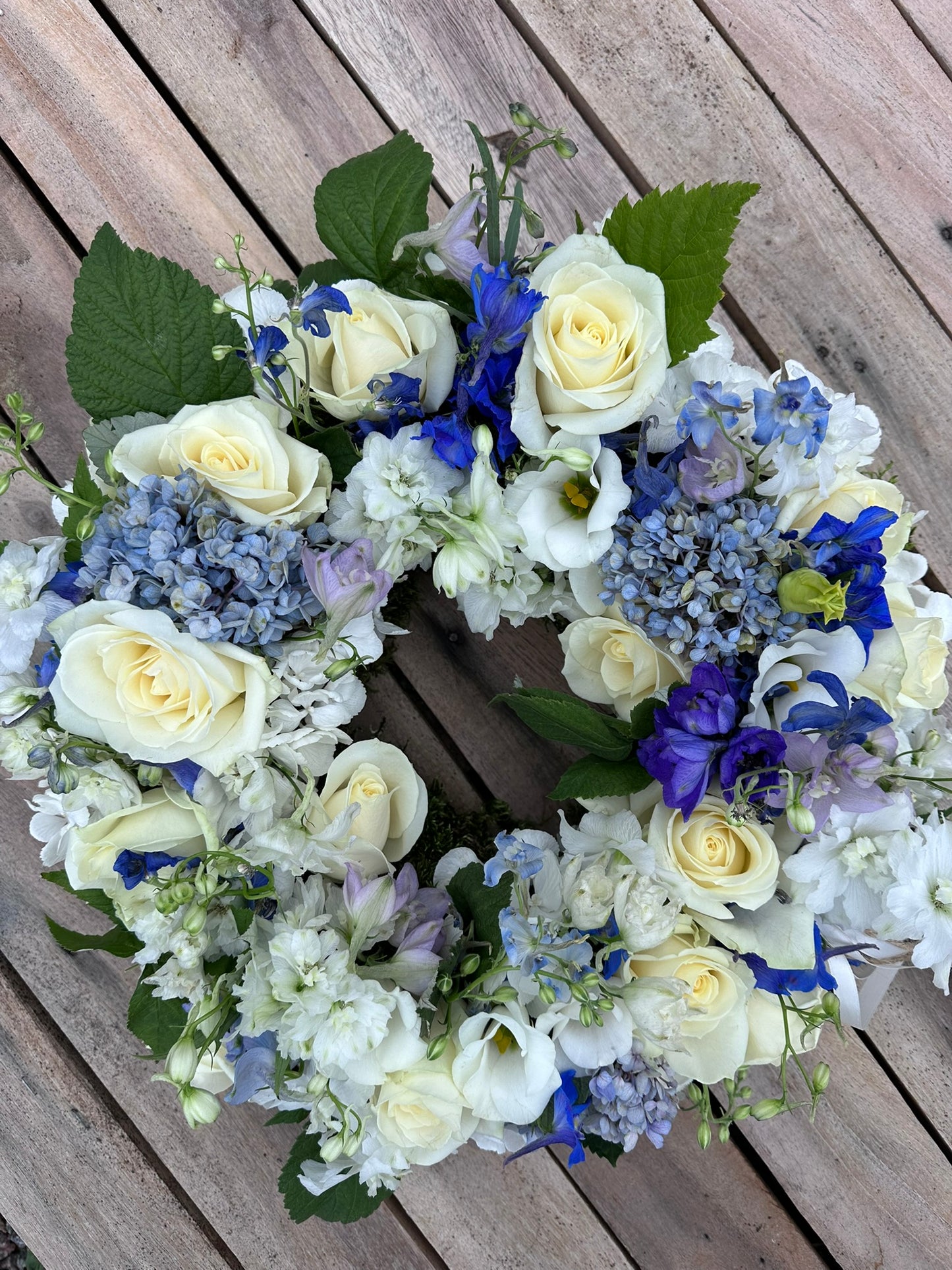 Begravningskrans i blått