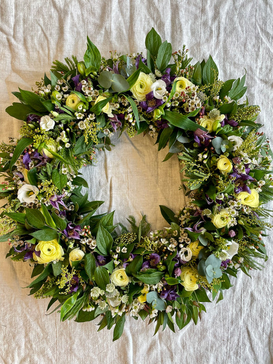 Begravningskrans i creme, gult & blått