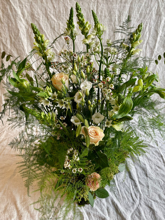 Stående arrangemang vitt grönt och aprikost