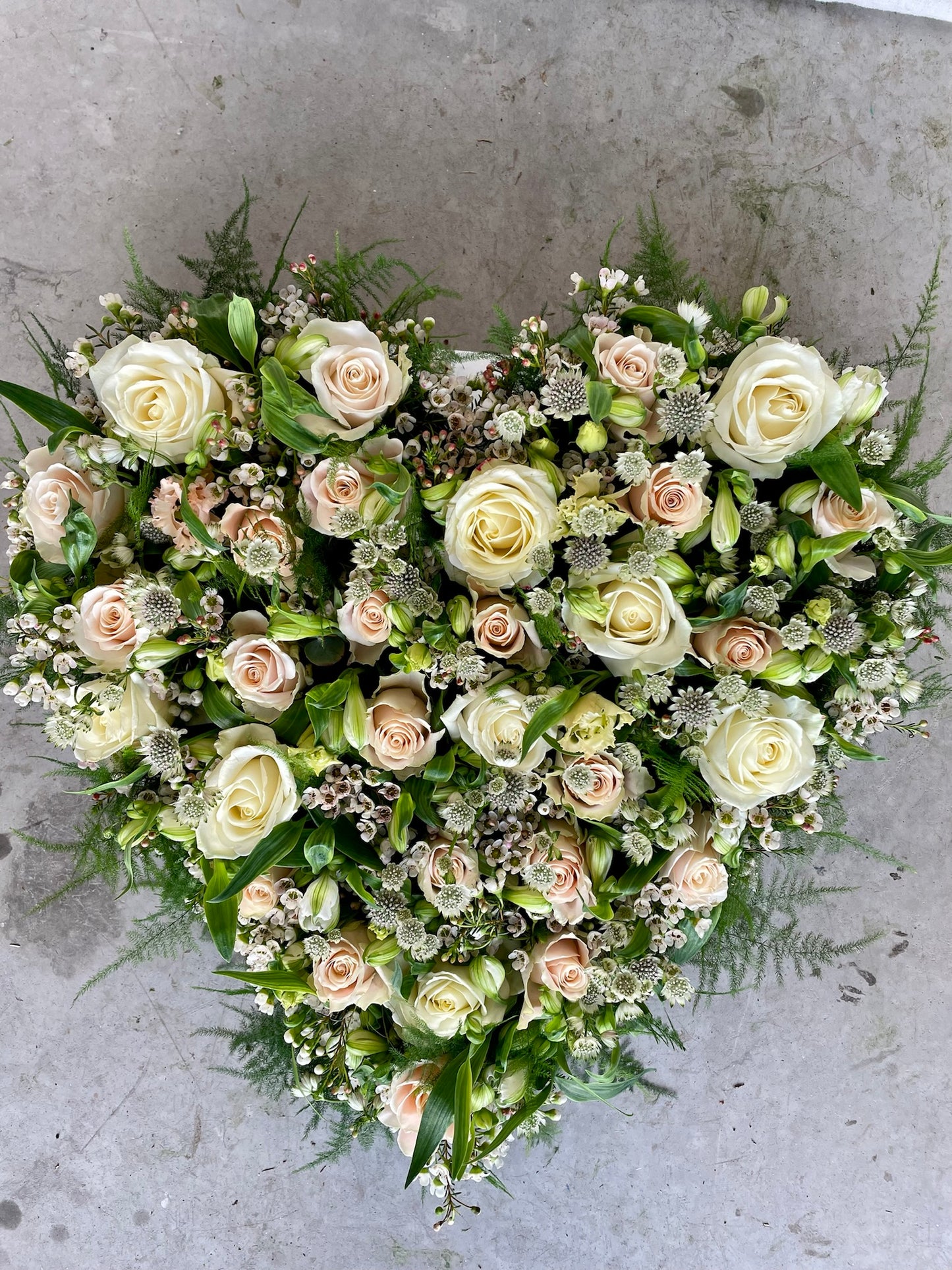 Blomsterhjärta i creme och puderrosa
