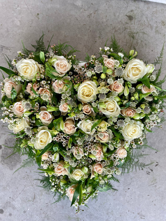 Blomsterhjärta i creme och puderrosa